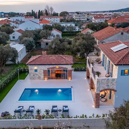 Lovely Batana In Villa
