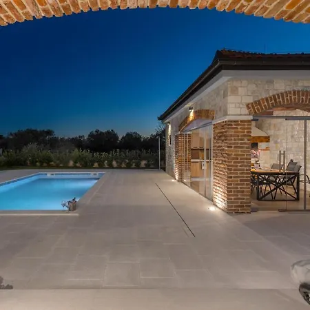 Lovely Batana In Villa *