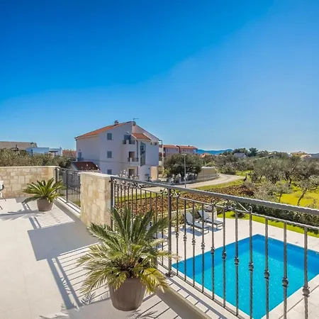 Lovely Batana In Villa *
