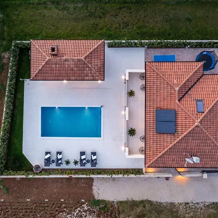 Lovely Batana In Sukošan