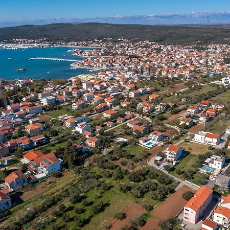 Lovely Batana In Villa *